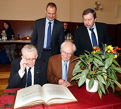 Gerhard Schmale (links) und Jörn-Ulrich Brödel trugen sich ins Goldene Buch der Stadt ein. (Foto: Ronny Seifarth)