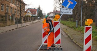 Cengiz Zority räumte die Absperrung am Mittwoch dieser Woche beiseite, seit dem haben Autofahrer auf der Schloßstraße wieder freie Fahrt. (Foto: Ronny Seifarth)