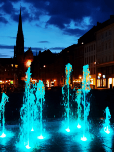 Wasserspiel auf dem Marktplatz: Farbiges Schauspiel am Abend (Foto: der uNi)