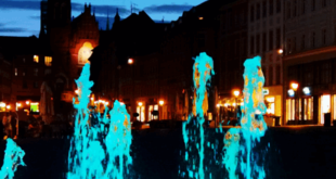 Wasserspiel auf dem Marktplatz: Farbiges Schauspiel am Abend (Foto: der uNi)