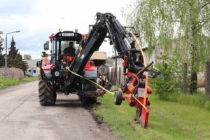 Im Pflügeverfahren (hier Baustelle bei Altkirchen)können mehrere Kilometer Glasfaser-Leitungen am
Tag verlegt werden. (Foto: Landratsamt Altenburger Land)