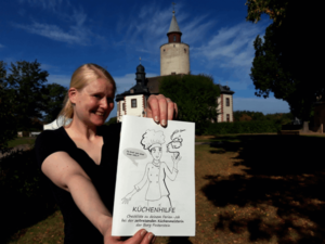 Museumsmitarbeiterin Franziska Hubertymit dem neuen Ferien-Rätsel der Burg
Posterstein.
(Foto: Museum Burg Posterstein)