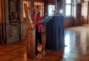 Ulrike Richter mit ihrem Papiertheater im Bachsaal im Residenzschloss Altenburg. (Foto: Luise Krischke)