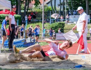 Aaron Fischer beim Weitsprung (Foto: Andreas Prautsch)