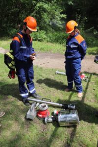 Wissen über Armaturen und Schläuche testethier der Nachwuchs der Feuerwehr Großstöbnitz. (Foto: Landratsamt)