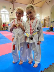  Karate-Kreismeisterschaften im Saale-Orla-Kreis v.l.n.r. Emma Wolst, Aurelia Dentler (Foto: Sakura Meusekwitz)