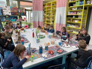 In der Farbküche konnten sich die Kinder kreativ austoben. (Foto: Landratsamt)