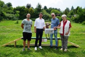 Lars Böhme (Fachdienstleiter Grünanlagen und Stadtwald), Oberbürgermeister André Neumann, Bernd Wannenwetsch (Vorstandsvorsitzender der Sparkasse Altenburger Land) und Andrea Rücker (Vorsitzende des Vereins "Hoffnung für Wildenten, Schwäne und Co"). (Foto: Franziska Ebert)