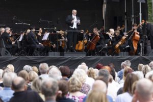 Kapellmeister Thomas Wicklein und das Philharmonische Orchester Altenburg (Foto: Ronny Ristok)