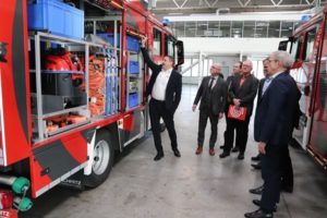 Thüringens Innenminister Georg Maier (r.) und Landrat Uwe Melzer (2. v. l.) lassen sich das HLF 20, hergestellt von Schmitz Feuerwehrtechnik in Nobitz, erläutern. (Foto: Landratsamt Altenburger Land)