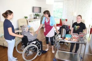 Lotta (9. Klasse, links) und Nicky (5. Klasse) aus der Regelschule Nöbdenitz helfen bei der Betreuung von Senioren im Seniorenheim „Schloss Löbichau“. (Foto: Landratsamt ABG)