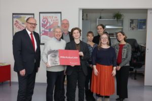 1. Reihe v. l. n. r. Steffen Schulthes (Vorstand der Sparkasse Gera-Greiz), Michael Kraus (Referent der Sparkassen-Kulturstiftung), Toni Wellner (FSJlerin), Christina Walther (Landesvereinigung Kulturelle Jugendbildung) 2. Reihe v. l. n. r. Volker Arnold (Kaufmänn. Geschäftsführer Theater Altenburg Gera), Sabine Penndorf (Leiterin Personal Theater Altenburg Gera), Anne-Christin Martz (TheaterFABRIK) 3. Reihe: Nadja Graselli (TheaterFABRIK) (Foto: Ronny Ristok)