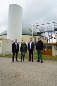 Vor der Biogasanlage (von links): Tino Scharschmidt, Wirtschaftsförderer der Stadt, Doreen Rath, Geschäftsführerin der "Agrar T & P GmbH Mockzig", Oberbürgermeister André Neumann und Tom Bauch, Leiter Pflanzenproduktion. (Foto: Franziska Ebert)