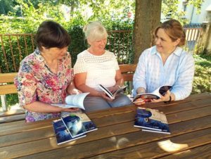 VHS-Leiterin Gudrun Pfeiffer (Mitte) und ihre Mitarbeiterinnen Ute Rüdiger (links) undLudmilla Galaiko (rechts) werfen im „Grünen Klassenzimmer“ der Volkshochschule Altenburg einen Blick in das druckfrische Programmheft für das Herbstsemester. (Foto: Michael Hein)