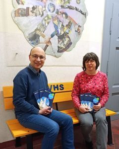 Michael Hein und Ute Rüdiger, Mitarbeitende der Volkshochschule Altenburger Land, präsentieren das Programmheft für das Frühjahrssemester. (Foto: Kilian Kraus.)