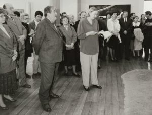 Gil Schlesinger mit Jutta Penndorf, ehemalige Direktorin des Lindenau-Museums, während der Eröffnung der Ausstellung „Gil Schlesinger: Die Spur im Sand. Malerei und Zeichnung“, 1991, (Foto: Reinhard Mende)