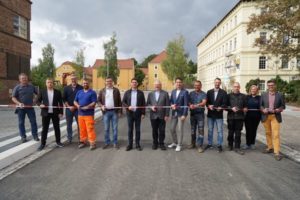 Mit einem Banddurchschnitt, an dem neben Oberbürgermeister André Neumann auch Stadtratsmitglieder, Vertreter des WABA, der Stadtverwaltung und der bauausführenden Firmen teilnahmen, erfolgte heute die Verkehrsfreigabe. (Foto: Franziska Ebert)