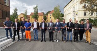 Mit einem Banddurchschnitt, an dem neben Oberbürgermeister André Neumann auch Stadtratsmitglieder, Vertreter des WABA, der Stadtverwaltung und der bauausführenden Firmen teilnahmen, erfolgte heute die Verkehrsfreigabe. (Foto: Franziska Ebert)