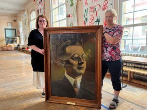 Natalie Meurisch (links), Volontärin für Restaurierung am Lindenau-Museum Altenburg, mit Simone Pokorny, stellvertretende Schulleiterin der Gemeinschaftsschule „Erich Mäder“, bei der Übergabe des Porträts, (Foto: Lindenau-Museum Altenburg/Steven Ritter)