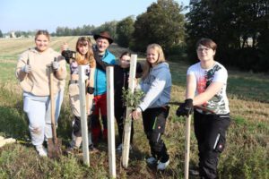 Forstassessor Thomas Neidhardt mit Schülerinnen und Schülern der 9. Klasse. Viele neu gepflanzten Bäume haben sogar einen Namen bekommen. (Foto: Landratsamt Altenburger Land)