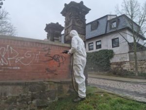 Bei der großflächigen Graffitibeseitigung am Schlossberg, kommt ein Sandstrahler zum Einsatz. (Foto: C. Bettels)