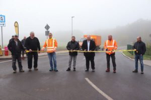 Offizielle Freigabe der Straße durch (v.l.n.r.) Tilo Jentzsch (Firma Reif), Karsten Jähnig (Bürgermeister Fockendorf), Ronny Zirpel (Ingenieurpartnergesellschaft ZIRPEL & PAUTZSCH), Wolf Aubrecht (Fachdienstleiter Straßenbau und Straßenverwaltung, Landratsamt Altenburger Land), Marcel Greunke (Ehrenamtlicher Beigeordneter), Rocco Burkhardt (Wassermeister ZAL) und Uwe Berbig (Bauleiter, Firma Reif). (Foto: Landratsamt Altenburger Land)