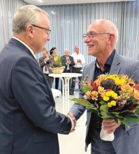 Von Landrat Uwe Melzer (r.) gab es zum Abschied Blumen, (Foto: C. Helbig)