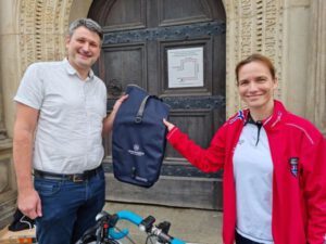 Angela Riemann erhielt für ihre herausragende Leistung vom Klimaschutzbeauftragten der Stadt, Dr. André Wüste, eine hochwertige Fahrradtasche. (Foto: C. Bettels)