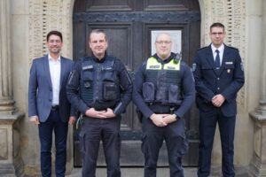 Altenburgs Oberbürgermeister André Neumann (links), mit Rico Stötzel (2.von links), Frank Schneider und Steve Meinold (rechts), Leiter der Polizeiinspektion Altenburger Land. (Foto: Franziska Ebert)