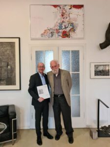 Dr. Wolfgang Rothe (r.) und Museumsdirektor Dr. Roland Krischke 2023 in der Frankfurter Wohnung, (Foto: Lindenau-Museum Altenburg)