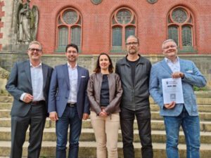 Sie stellten den mGuide mit den Neuerungen auf einer Pressekonferenz vor (von links): Bernd Wannenwetsch (Sparkassen-Stiftung), Oberbürgermeister André Neumann, Christin Klose (stellvertretende Bibliotheksleiterin), Pfarrer Andreas Gießler und Professor Marcus Ventzke, Geschäftsführer Digitale Lernwelten GmbH. (Foto: C. Bettels)