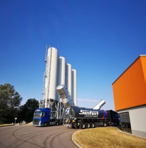 Die vier 28 Meter hohen Silos der Kreisstraßenmeisterei in Mockern sind mit insgesamt 1.100 Tonnen Streusalz gefüllt. (Foto: Landratsamt Altenburger Land)