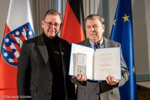 Bodo Ramelow, geschäftsführender Ministerpräsident des Freistaats Thüringen, mit Prof. Peter Schnürpel bei der Verleihung des Verdienstordens des Freistaats Thüringen, (Foto: Thüringer Staatskanzlei/Jacob Schröter)