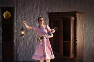 Tänzerin Lena Jeckel Guimaras als Clara in „Der Nussknacker – Clara und die Kristallkugel“ (Foto: Ronny Ristok)