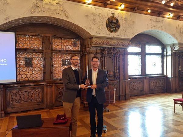 Laurent Dietrich (links), Vize-Bürgermeister der Stadt Fribourg in der Schweiz (ECHO Chair 2024), übergab den ECHO-Vorsitz an Altenburgs Oberbürgermeister André Neumann. (Foto: C. Bettels)