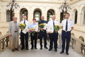 v.l.n.r. Landrat Uwe Melzer, Marcel Birkholz, Lisanne Peschek, Kai Seiler, Marcel Greunke, Kreisbandinspektor Florian Körner (Foto: Landratsamt Altenburger Land)