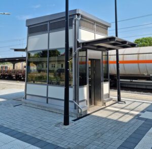 Neuer Fahrstuhl am Altenburger Bahnhof in Betrieb (Foto: C. Bettels)