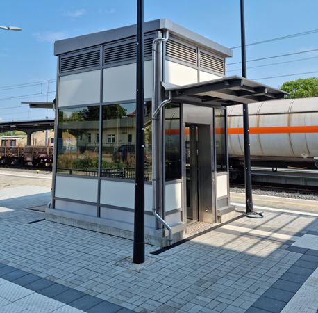 Neuer Fahrstuhl am Altenburger Bahnhof in Betrieb (Foto: C. Bettels)
