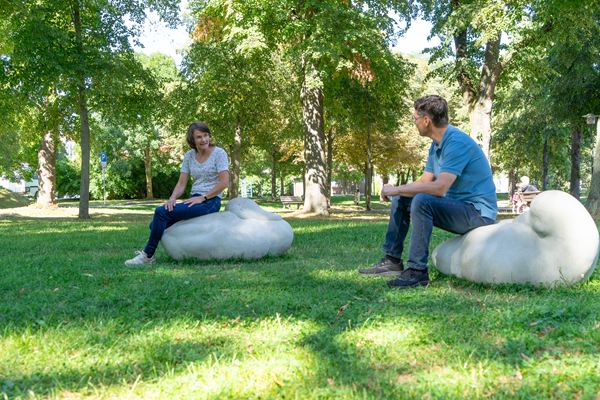Die Bildhauerin Elisabeth Howey traf sich mit Oberbürgermeister André Neumann am Großen Teich. Bei dem Gespräch dienten die robusten Skulpturen als Sitzgelegenheit. (Foto: Franziska Ebert)