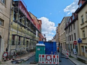 In Auftrag der Stadt wird der Dachstuhl des maroden Gebäudes abgetragen. (Foto: C. Bettels)