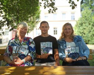 VHS-Leiterin Gudrun Pfeiffer und ihre Mitarbeiter Kilian Kraus und Kristin Treichel (v.l.n.r.) präsentieren im „Grünen Klassenzimmer“ der Volkshochschule Altenburg das Programmheft für das Herbstsemester. (Foto: Michael Hein)