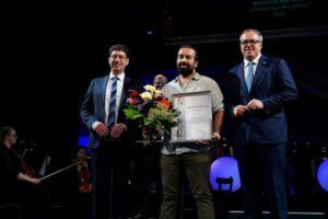 Mohamad Akef Otari wurde zum „Altenburger des Jahres“ gekürt. Oberbürgermeister André Neumann und Thüringens Ministerpräsident Dr. Mario Voigt gratulierten. (Foto: Franziska Ebert)