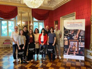 v. l. n. r.: Restaurator Mario Gawlik, Praktikantin Ronja Müller, Restaurator Johannes Schaefer, Praktikantin Hannah Steinhäuser, Restauratorin Natalie Meurisch, Praktikantin Antonia Fengler, Restaurator Prof. Dr. Arnulf Dähne, Praktikantin Henrike Arnsberg, Museumsleiter Uwe Strömsdörfer, (Foto: Toni Janosch Krause/ Schloss- und Spielkartenmuseum Altenburg)