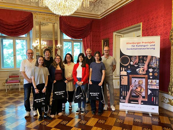 v. l. n. r.: Restaurator Mario Gawlik, Praktikantin Ronja Müller, Restaurator Johannes Schaefer, Praktikantin Hannah Steinhäuser, Restauratorin Natalie Meurisch, Praktikantin Antonia Fengler, Restaurator Prof. Dr. Arnulf Dähne, Praktikantin Henrike Arnsberg, Museumsleiter Uwe Strömsdörfer, (Foto: Toni Janosch Krause/ Schloss- und Spielkartenmuseum Altenburg)