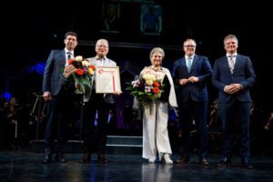 Die Gäste applaudierten Dagmar Frederic und Uwe Burkhardt, Oberbürgermeister André Neumann (links), Ministerpräsident Dr. Mario Voigt (rechts neben Dagmar Frederic) und der Vorsitzende des Stadtrats, Christian Götze (rechts), gratulierten. (Foto: Franziska Ebert)