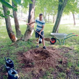 Pflanzung einer Thümmeleiche in Trebula mit dem Besitzer Gabriel Kinzel. (Foto: Thomas Neidhardt)