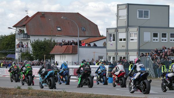 Am Vorstart können die Fans die Akteure hautnah erleben (Foto: Wolfgang Wukasch)