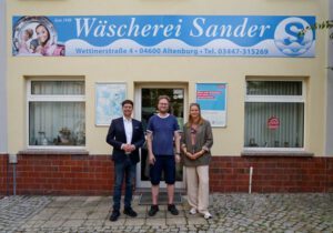 Inhaber Christian Zeidler (Mitte) empfing Oberbürgermeister André Neumann und Sandra Küchler, Fachdienst Wirtschaftsförderung und Tourismus, und führte sie durch die Wäscherei. (Foto: Stadtverwaltung Altenburg)