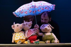 „Zilli, Billi und Willi“_v.l.n.r. Puppenspielerin Steffi König und Puppenspieler Tobias Weishaupt (Foto: Ronny Ristok)