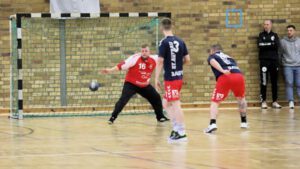 Ronneburgs Torhüter Jacky Boy unterliegt 41 Sekunden vor Spielende im Siebenmeterwurf dem Altenburger Luca Bocher, dem am Ende spielentscheidenden Treffer (Foto: Wolfgang Wukasch)